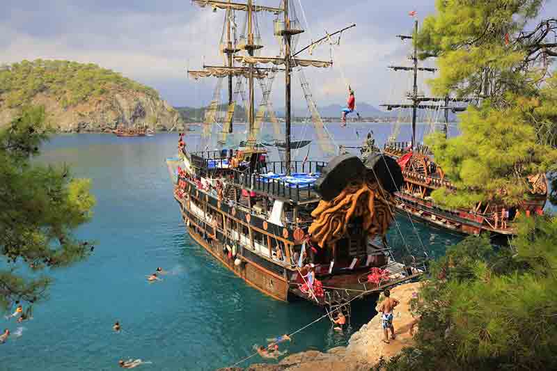 Пиратский корабль в Анталии